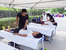 屋外テントの中で施術を行うようす