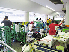 競技場の一角で選手への施術を行う院長