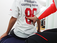 腰の骨の位置を確認するようす